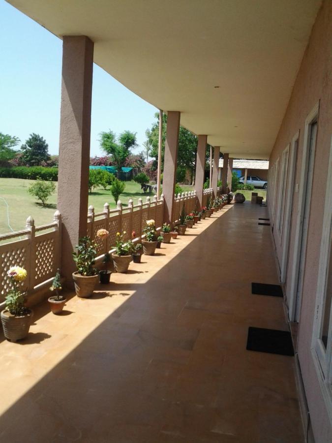 Вилла Aravali Hill View Estate Гургаон Экстерьер фото